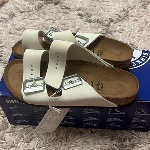 Birkenstock Arizona sandal. Faded lime. Narrow fit. Size 37. Womens US 6. New.